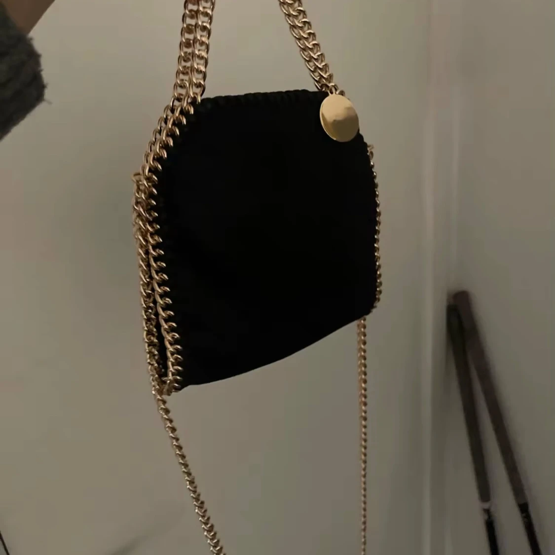Svart axelväska med kedjedetaljer