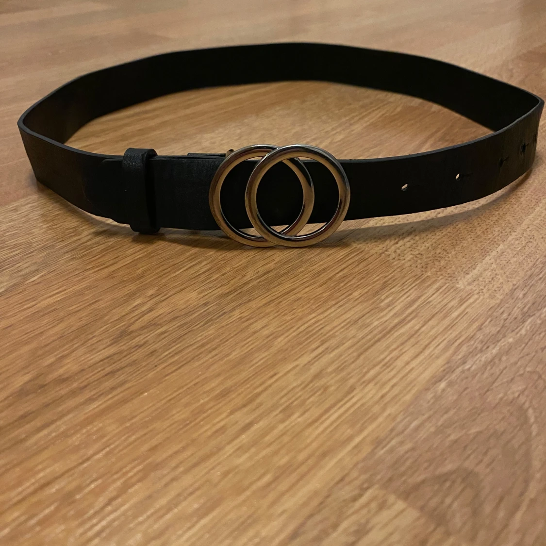 Svart bälte med dubbla ringar