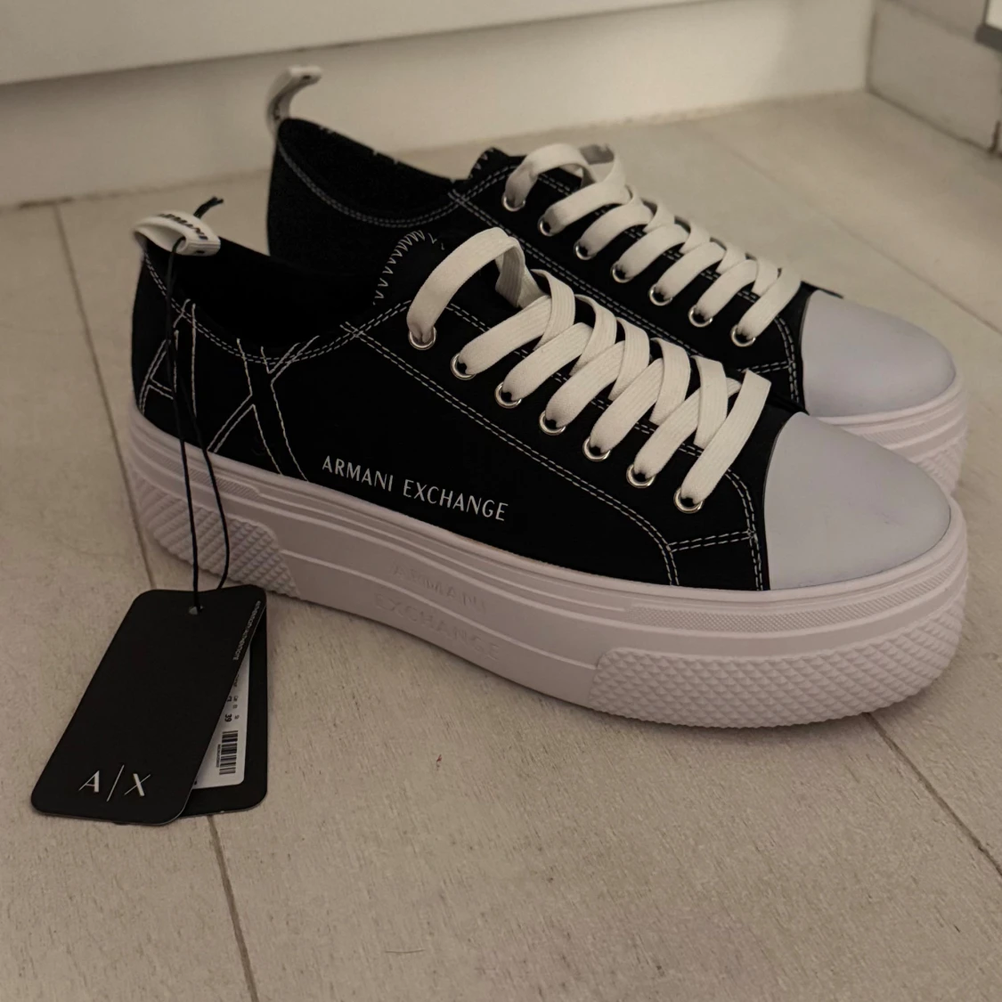 Svarta sneakers från Armani Exchange