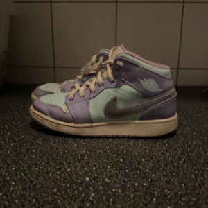 Jordan 1 mid ”purple aqua” - Ett par fina Jordan 1 mids. Snörena är sönder men själva skon är i fint skick. Lite creesing där framme. 