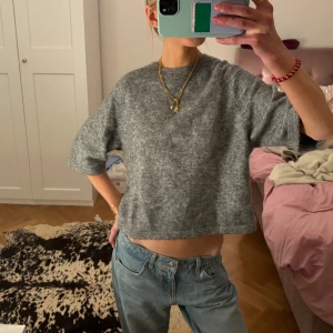 Grå stickad topp i alpacka - Säljer min populära stickade gråa topp i alpacka från & Other Stories, nypris 790 kr!