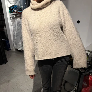 Beige stickad polotröja - Mysig beige stickad polotröja med lång ärm. Perfekt för kyliga dagar med sin varma och bekväma design. Tröjan har en lös passform och en hög polokrage som ger extra värme och stil❤️❤️