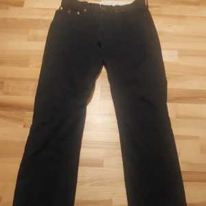  Polo Ralph Lauren Chinos - Snygga Marinblåa chinos från Polo Ralph Lauren. Syns inte på bilden att de är blåa men det är dem. Nypris ligger på 2500kr. Priset kan diskuteras. Kom gärna med frågor!