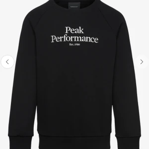 Svart sweatshirt från Peak Performance - Säljer min näst intill oanvänd da peak performance sweatshirt i storlek S. Nypris 1000 säljer för 550kr.