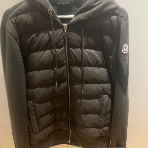 Moncler cardigan - Otroligt fin jacka som du aldrig ser, chansen att du ser en till av denna komma up på marknaden igen är minemal. Hör av er vid eventuella frågor.
