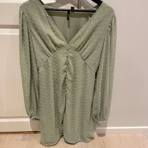 Sommarklänning - Fin kort sommarklänning från Veromoda! Använd en gång. Storlek 38. Skriv vid yttligare frågor💞