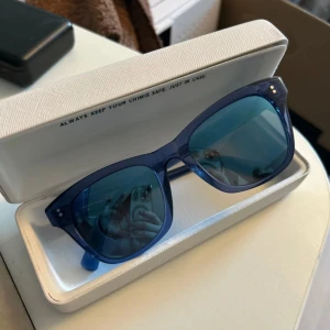 Blå solglasögon från Chimi 007 - Snygga blå solglasögon från Chimi med en stilren design. Nr 007 De har en klassisk form och kommer i ett praktiskt fodral. Perfekta för soliga dagar och ger en cool look.