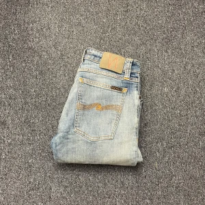 Nudie jeans - Säljer wtt par feta nudie jeans som är i 9/10 skick. Det finns dock typ ett sträck som man kan se på bild 3 men det är enkelt att sy ihop