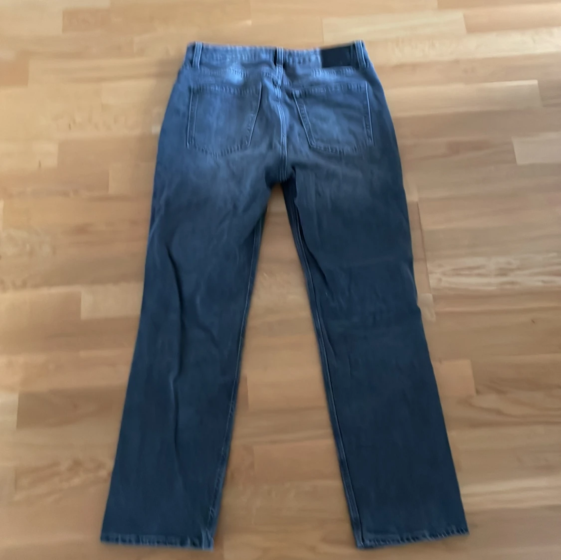 Grå/svarta jeansbyxor - 1