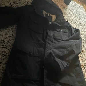 Berkeley Field Jacka - Säljer nu min riktigt fräscha field jacka! Jackan är använd cirka 5 gånger pågrund utav att den är för stor. Inga skavanker, skick 10/10. Nypris 2000. Skriv vid minsta lilla!