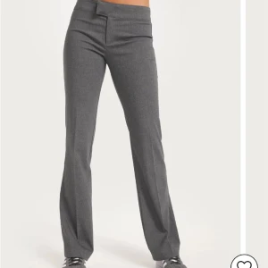 Low Waist Suit Pant - Lånade bilder! Säljer ett par sjukt snygga low waisted kostymbyxor som tyvärr inte kommer till användning. De är tidigare köpta från plick men är i sjukt bra skick! Tveka inte att skriva om du har några frågor🫶🏼