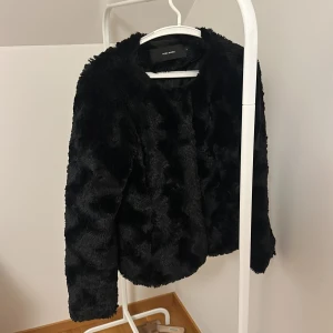 Svart pälsjacka från Vero Moda - Säljer en snygg svart pälsjacka från Vero Moda. Jackan har en mjuk och fluffig yta som ger en lyxig känsla. Perfekt för att hålla sig varm och stilren under kyliga dagar. 🖤