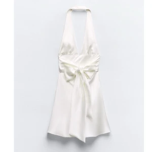 Vit axelbandslös klänning - Ny klänning med prislapp kvar i storlek 38 men den passar 36 för den är liten i storlek. Säljer för 250