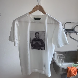 Limitato t-shirt  - Säljer nu min limitato t-shirt som knappt har används. Det är storlek xs men passar s perfekt. Den e använd typ 3 gånger och har bara tvättats för hand. Köptes för 1800 kr. Hör av dig om du vill veta hur den sitter eller om du har andra frågor kring tröjan. Pris kan diskuteras 