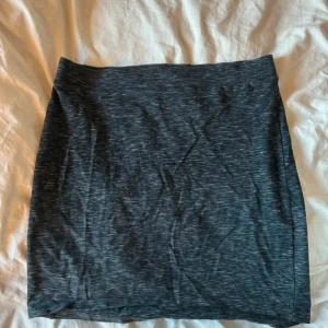 Grå kjol från H&M Divided M - Snygg grå kjol från H&M Divided i en enkel och stilren design. Kjolen har en kort längd och är perfekt för en avslappnad look. Tillverkad i ett mjukt och bekvämt material.