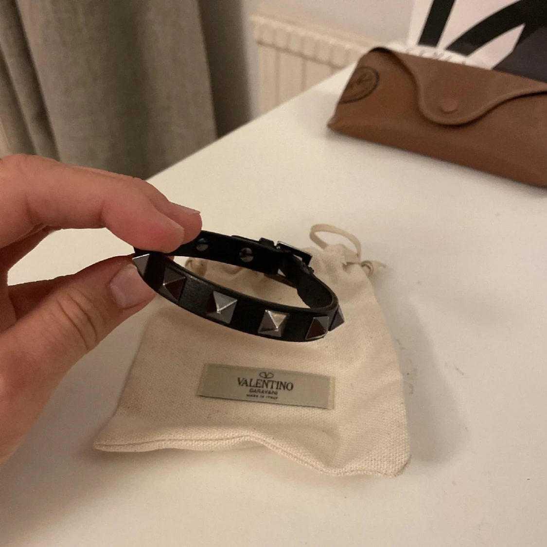 Svart armband med nitar från Valentino - 3