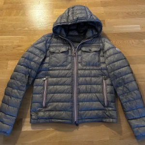 Moncler Vårjacka - Lönen är här och våren närmar sig så se till att säkra årets vårjacka😁  - Moncler Douret  - size 3 passar en medium  - 9/10 cond inga flaws  - sjukt snygg gråaktig färg  - bin 3999   Frågor, tankar ? = PM