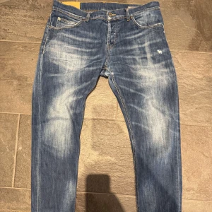 Dondup mius - Dondup jeans i helt ok skick. Sletna i grenen och har ett litet hål, därför pris. Storlek 35 men passar även 34. Mått: midja:44, höfter:53, längd: 98. För frågor och bilder, kontakta mig!