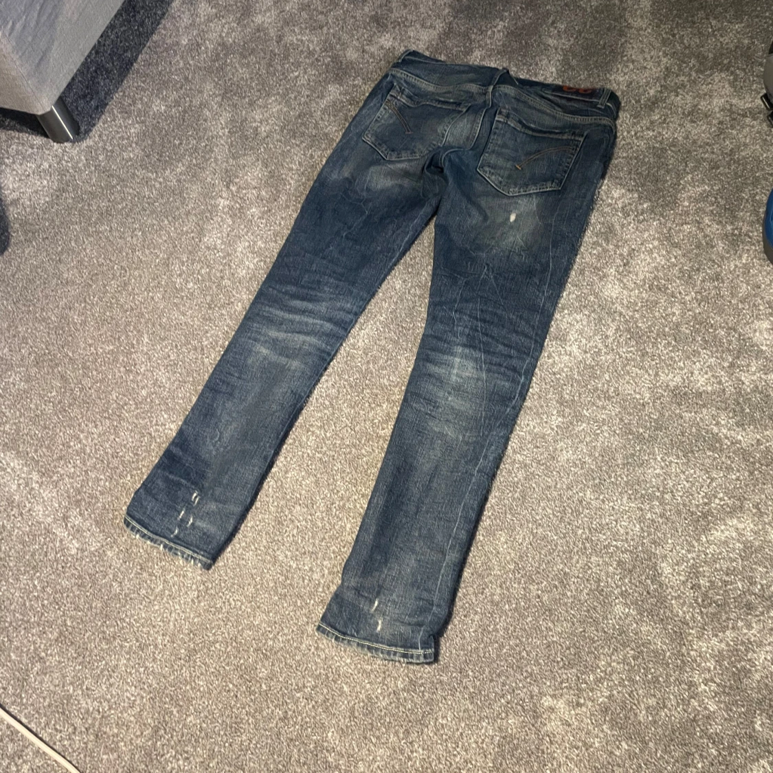 Blå jeans med slitningar - 1