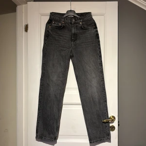 Grå jeansbyxor - Snygga grå jeansbyxor med klassisk femficksdesign och knappgylf. De har en rak passform och är perfekta för en avslappnad stil. Passar bra till både t-shirt och skjorta. 