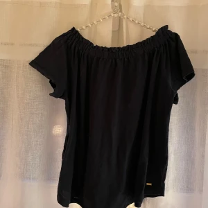 mörkblå offshoulder topp - Snygg mörkblå offshoulder topp med korta ärmar. Perfekt för en avslappnad stil. Den har en elastisk kant vid axlarna för en bekväm passform.💘💘😊😊