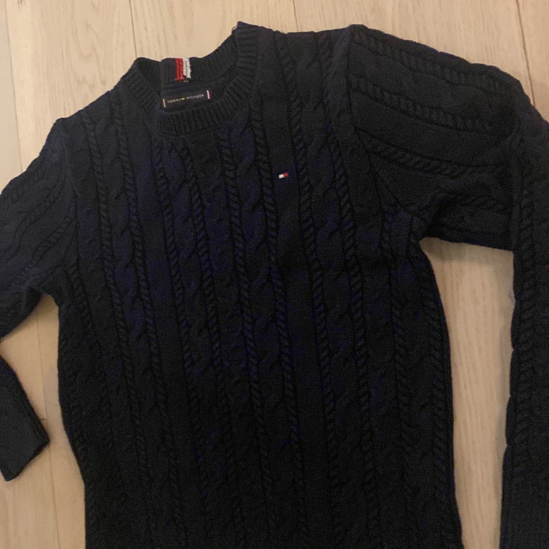 Mörk blå stickad tröja från Tommy Hilfiger - 1