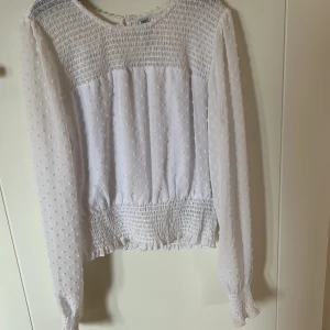 Vit blus - En vit blus från new yorker som bara används 1-3 gånger, bra skick men används inte längre bara.💕