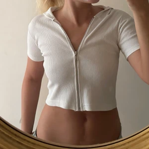 Vit ribbad croppad topp med dragkedja - Storlek S