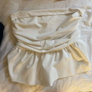 Vit  tubtopp - Använd två gånger i slutet av sommarn. Fin, men behöver pengar så säljer den🥰stl m men passar mig som vanligtvis är Xs/S