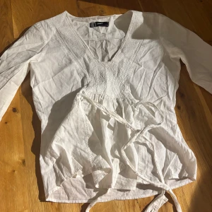 Vit blus från only - Snöre som man kan knyta antingen fram eller bak