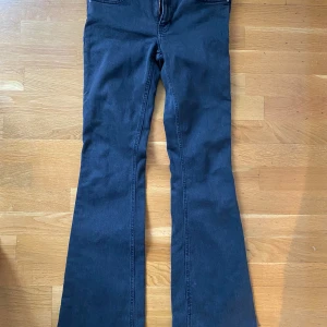 Svarta bootcut jeans från Lager 157 - Snygga svarta bootcut jeans från Lager 157 i modellen Low Boot. Storlek S ”Full Length”, stretch för snygg passform (om man har strl 40 i vanliga fall passar de) .Färg svart mot grå hållet. Perfekta för en stilren look med en klassisk passform. Fräscha, ej använda eller tvättade, som nya! 