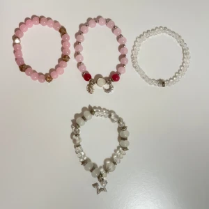 Armband - Säljer fyra armband med olika design🩷100kr för alla 4