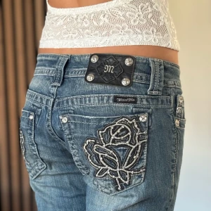 Miss me jeans - Lågmidjade bootcut jeans från miss me. Snygg design. Mycket bra skick, se bild. Mått: Innerbenslängd: 84cm Midjemått rakt över: 36,5cm Modellen är 166cm lång. Fler bilder finns. Skriv gärna ifall du har några frågor! 💗 OBS se att jeansen är uppsydda på sista bilden