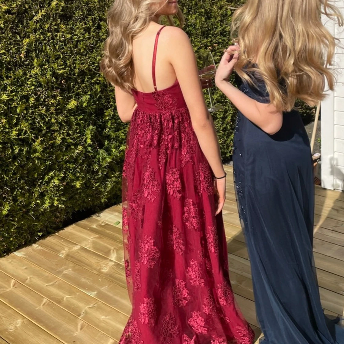 Vinröd långklänning med spetsdetaljer