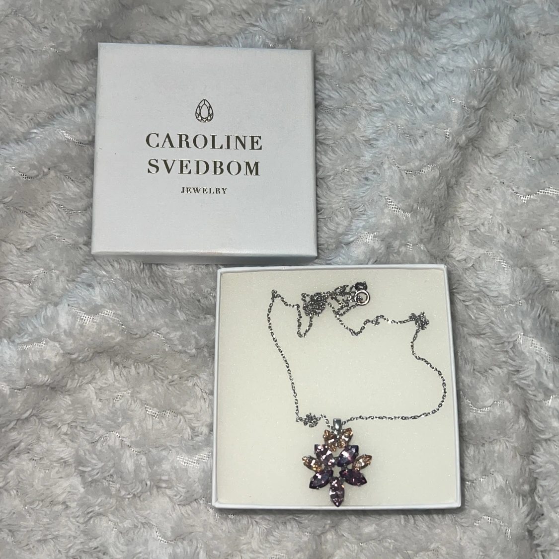 Halsband med blomformad berlock från Caroline Svedbom - 2