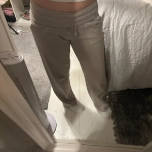 Beigea mjukisbyxor - Säljer ett par bekväma beigea mjukisbyxor med elastisk midja och snörning. 