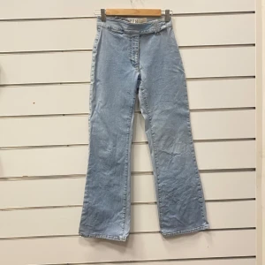Lågmidjade Jeans Bootcut Flare - Jeans ifrån märket Arizona i ljusblå färg. Jeansen har en utsvängd passform och är storlek 17, vilket jag inte förstår men måtten finns nedan. Dem har ett inbyggt bälte samt en liten ficka.  I bra skick med en liten fläck som syns på sista fotot  Mått Midja: 30cm Gren: 22cm Fotöppning: 24cm Innerbens längd: 68cm  Storlek 12/31  Kolla gärna igenom mina andra annonser!