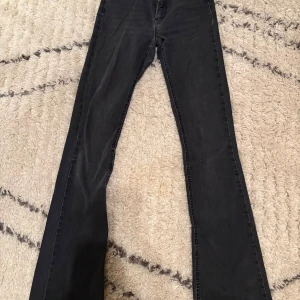 Svarta jeans med bootcut - Snygga svarta bootcut jeans från only. Lite slitage längst ner vid benen men inget man tänker på. Storlek XS/34