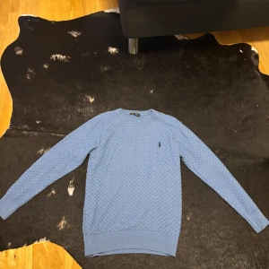 Polo ralph lauren - Säljer min polo ralph lauren eftersom den var för liten, inga skador alls har en likadan i blå. Skriv för mer bilder.