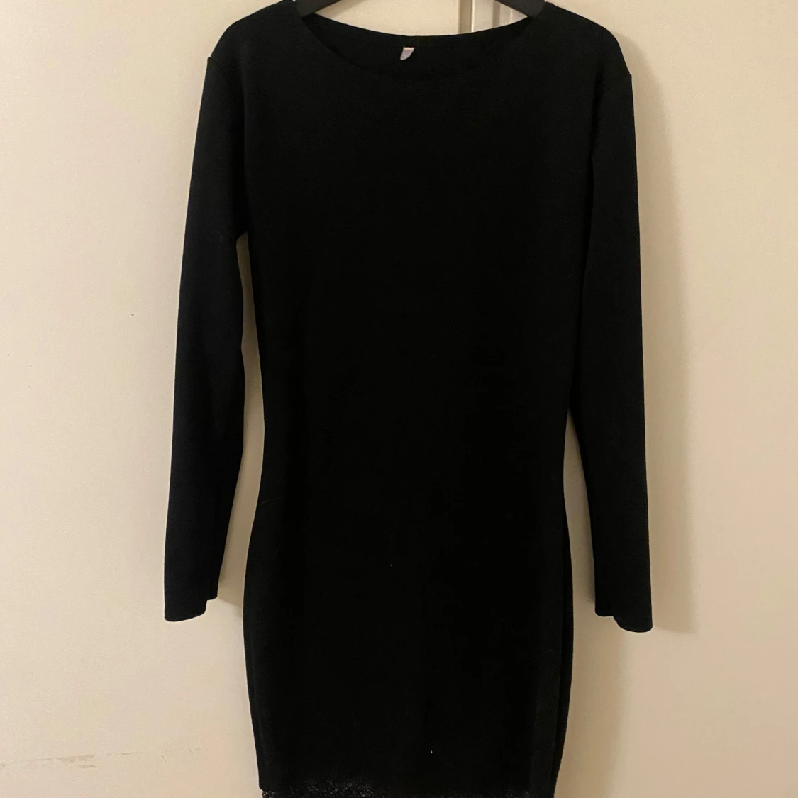 Svart klänning med spetsdetalj