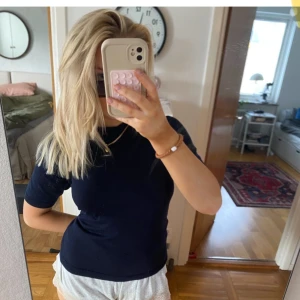 Blå Marinblå stickad T-shirt tröja - Snygg i gott skick