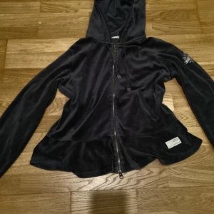 Huddy - Den är jättefin fast tyvärr passa Den inte mig. Den har inga hål.