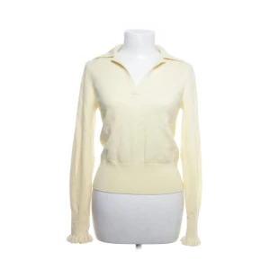 Gul tröja från & Other Stories - Säljer en stilren gul tröja från & Other Stories. Tröjan är tillverkad i 100% ull och har långa ärmar med en klassisk krage. Perfekt för att hålla sig varm och snygg under kyligare dagar.