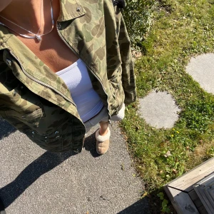 Vårjacka - En cool grön jacka från Zara med mönster på ryggen. Den e några år gammal men knappt använd. Den har tappat ett par bollar men inget som syns tydligt. Jättebra skick! Storlek M/S! Säljer för 200kr🌸.