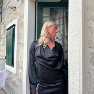 Satin klänning - Säljer denna jättesnygga satinklänning från Nelly i storlek S! Endast använd en gång! Säljer för 100kr 💓💓