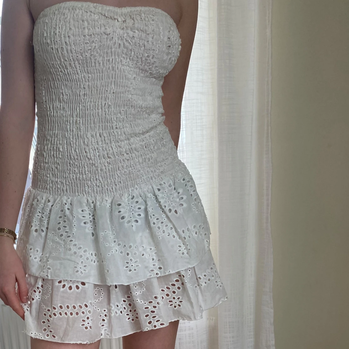 Vit axelbandslös klänning från Meet Me There - 1