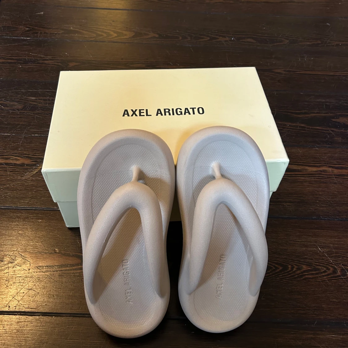 Beige sandaler från Axel Arigato - 1