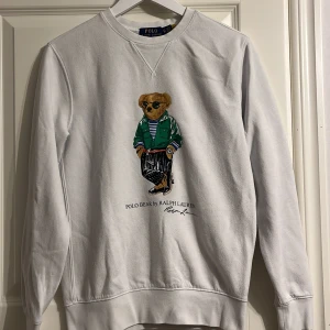 Vit tröja med björntryck från Ralph Lauren -  Vit Ralph Lauren tröja. Nypris 1200kr. Skriv om ni har frågor 
