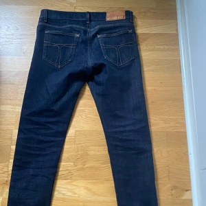 Mörkblå jeans från tiger of sweden - Ett par mörkblåa tiger of sweden jeans med 9/10 skick🙌 passar om du är runt 170!