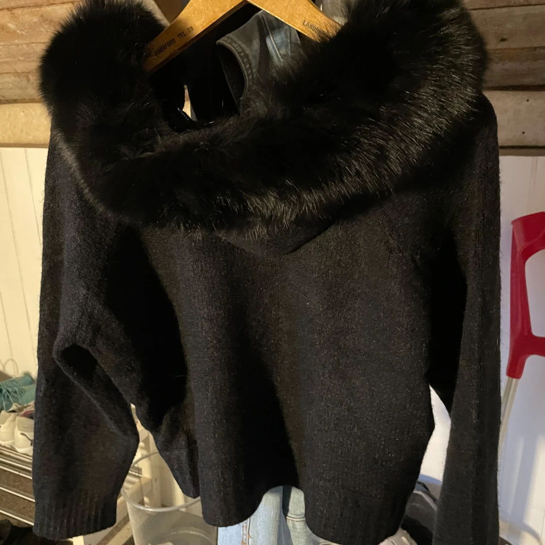 Svart stickad tröja med faux fur